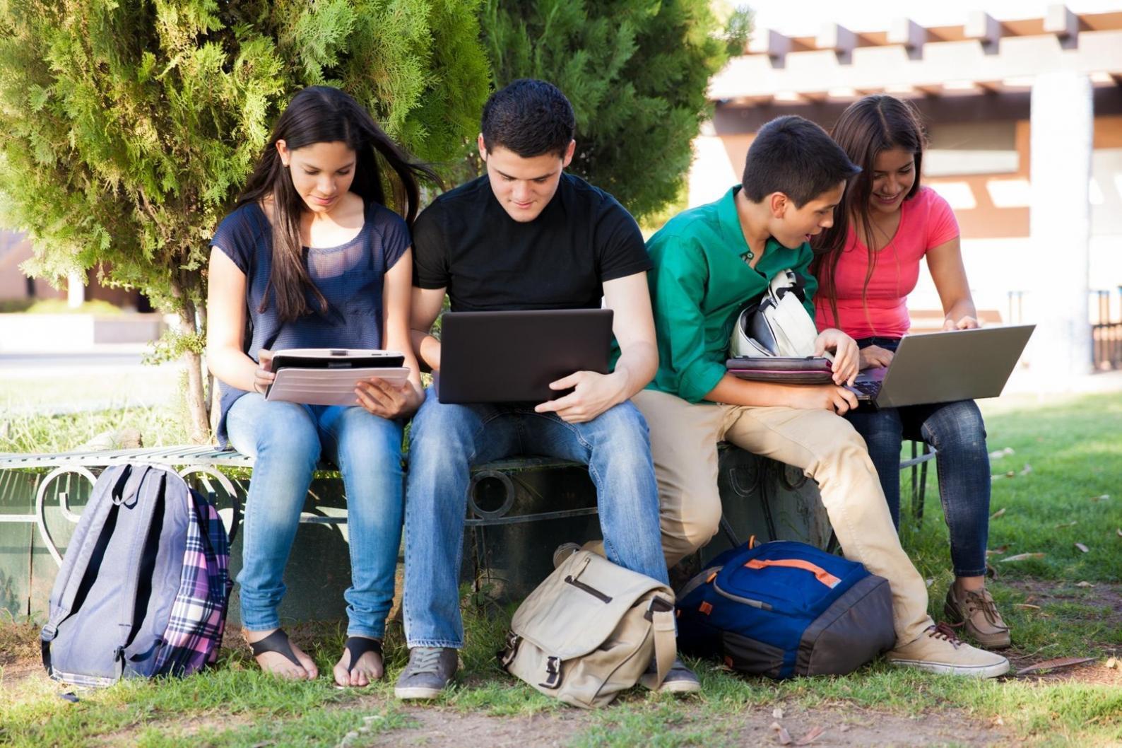 Estudiante organizando finanzas personales en escritorio de casa